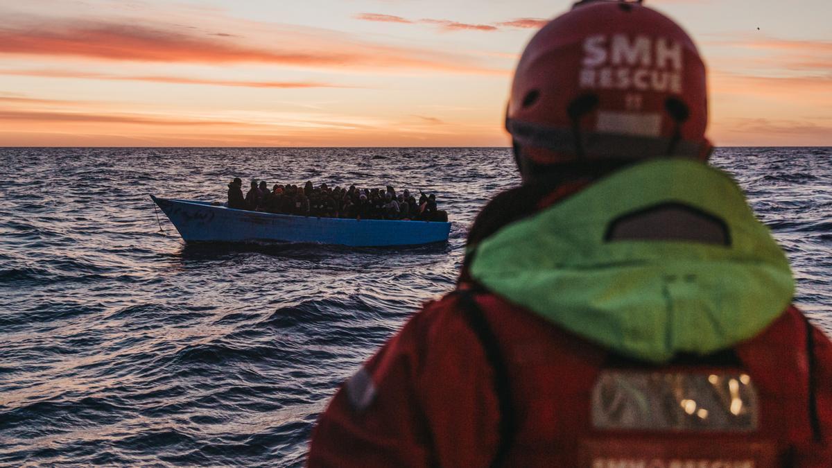El Aita Mari rescata a 43 migrantes en un bote en el Mediterráneo central.