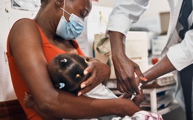 Vacunación a una niña en África.