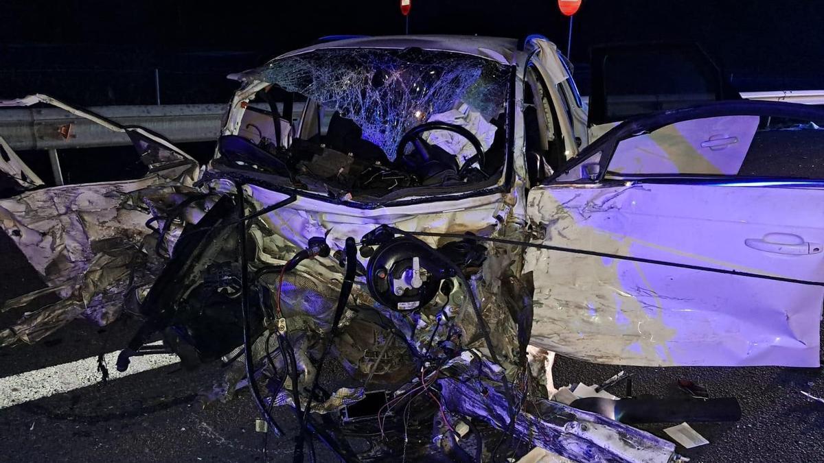 Estado en el que ha quedado uno de los vehículos implicados en el accidente mortal en La Rioja. Foto: Guardia Civil