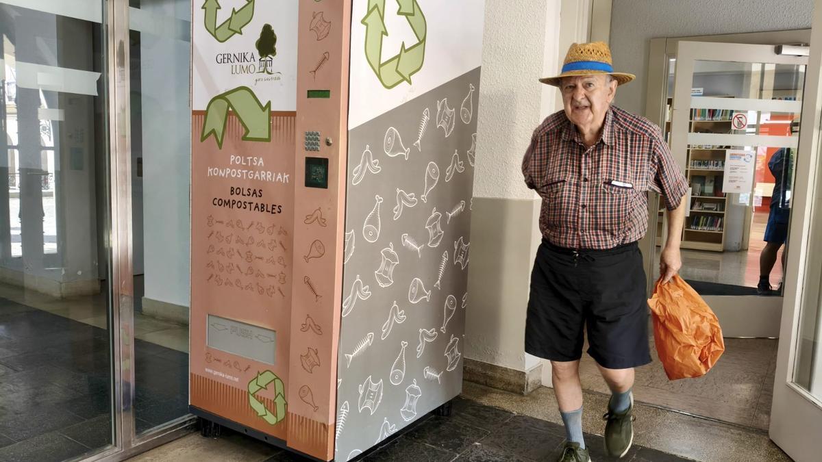La máquina dispensadora está situada en la entrada de la biblioteca
