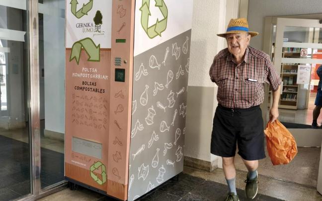 La máquina dispensadora está situada en la entrada de la biblioteca