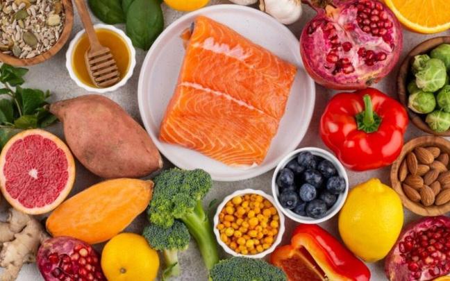 Una mesa llena de alimentos saludables