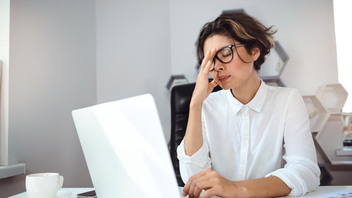 Estudios clínicos han vinculado la deficiencia de B12 con un deterioro en las funciones cognitivas, lo que se traduce en problemas para tomar decisiones, reducir la creatividad y disminuir la velocidad de procesamiento mental.