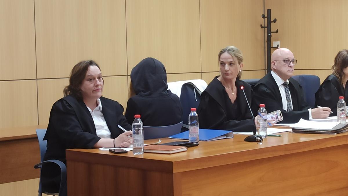 La acusada, tapada, durante el juicio.