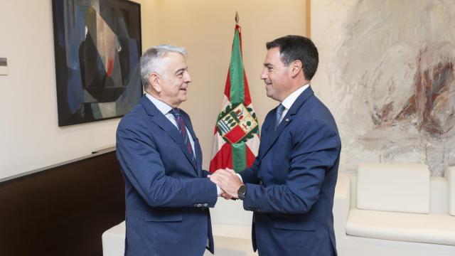El lehendakari Imanol Pradales y Javier de Ándres, líder del PP vasco, se saludan antes de la reunión