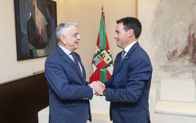 El lehendakari Imanol Pradales y Javier de Ándres, líder del PP vasco, se saludan antes de la reunión