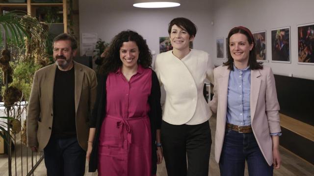 La candidata del BNG a la presidencia de la Xunta de Galicia, Ana Pontón (2d), acompañada por las cabezas de lista de Lugo, Olalla Rodil (d) y Ourense, Noa Presas (2i), y Pontevedra, Luis Bará (i), a su llegada este domingo a la Nave de Vid