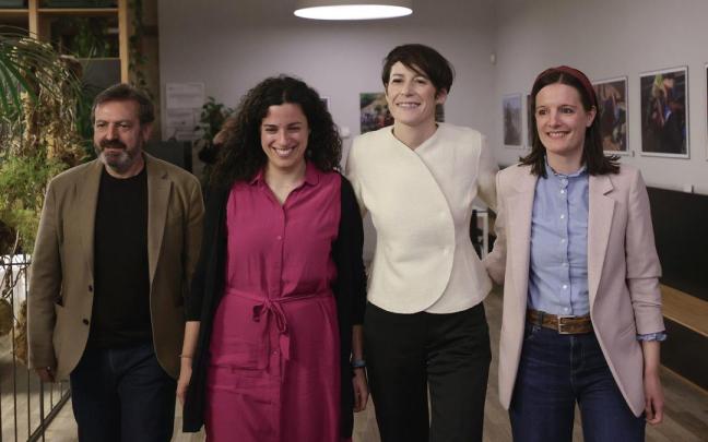 La candidata del BNG a la presidencia de la Xunta de Galicia, Ana Pontón (2d), acompañada por las cabezas de lista de Lugo, Olalla Rodil (d) y Ourense, Noa Presas (2i), y Pontevedra, Luis Bará (i), a su llegada este domingo a la Nave de Vid / EFE La candidata del BNG a la presidencia de la Xunta de Galicia, Ana Pontón (2d), acompañada por las cabezas de lista de Lugo, Olalla Rodil (d) y Ourense, Noa Presas (2i), y Pontevedra, Luis Bará (i), a su llegada este domingo a la Nave de Vid
