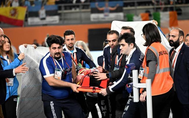 Quique Llopis es retirado en camilla.