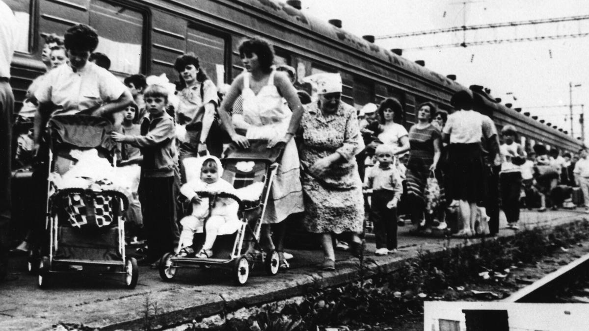 En 1990, niños de zonas afectadas por radiación viajaron al extranjero para recibir tratamiento médico.