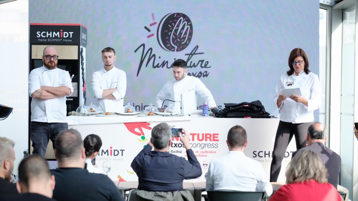 El equipo de Cataluña, segundo clasificado, junto a Lorena Gómez, de Amari.