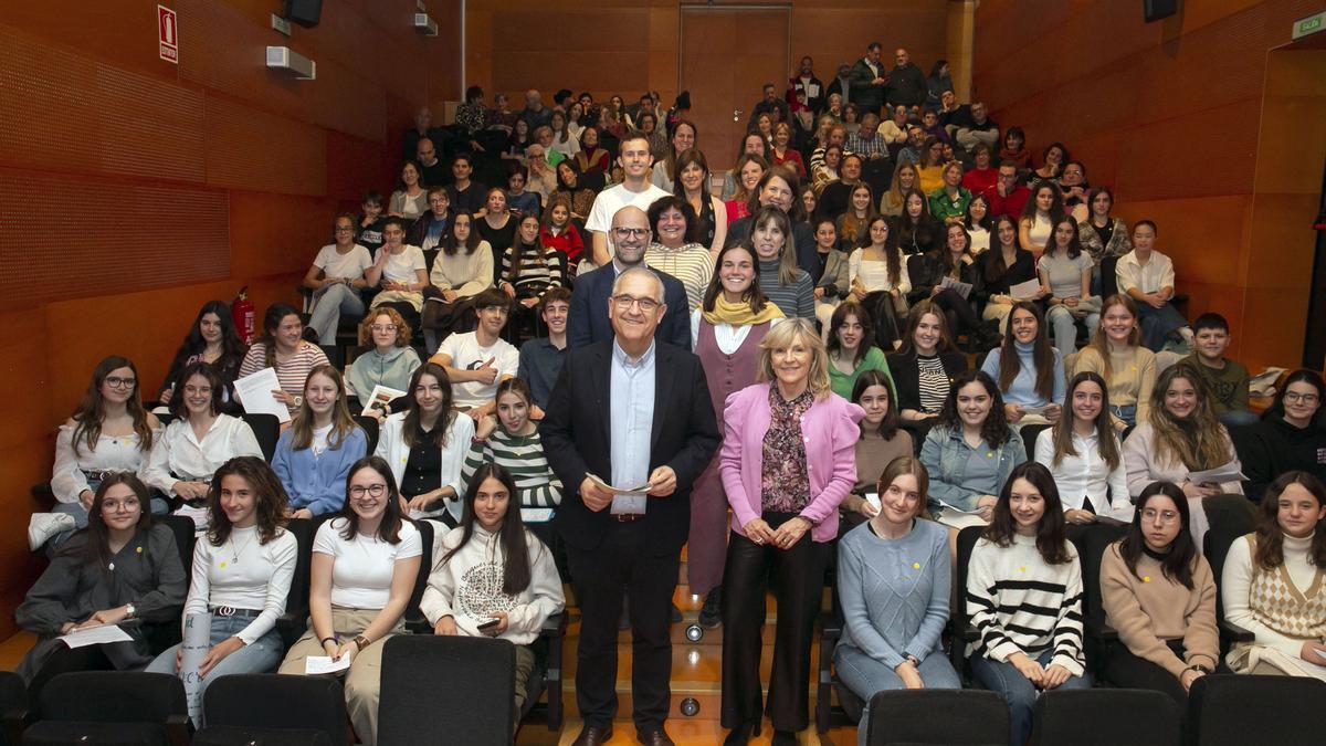 Maya, con los participantes en el programa