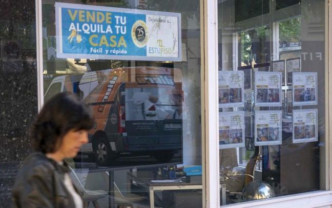 La posibilidad del alquiler de vivienda con opción de compra ha desaparecido del escaparate de las agencias inmobiliarias, como la de Gasteiz que aparece en la imagen.