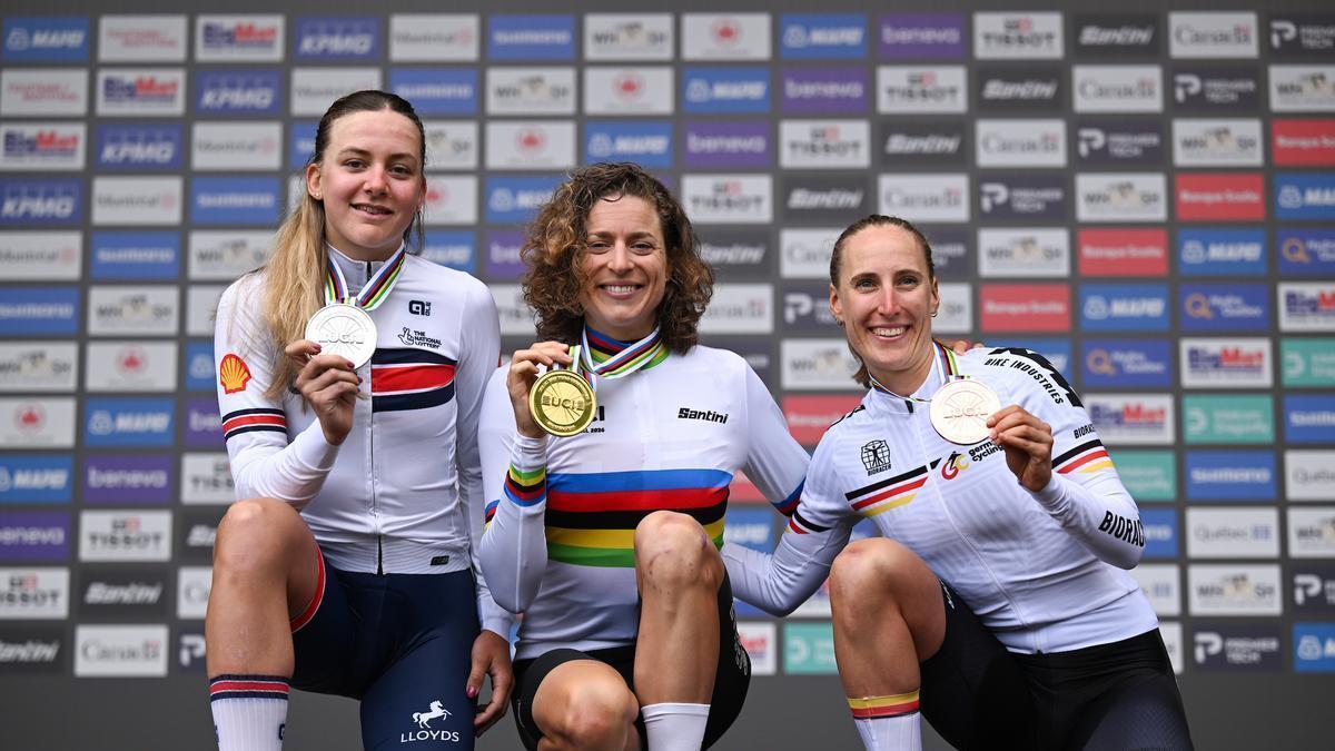 Podio final del Mundial de crono femenina, con Reusser, campeona, Bäcskstedt, plata, y Koch, bronce.