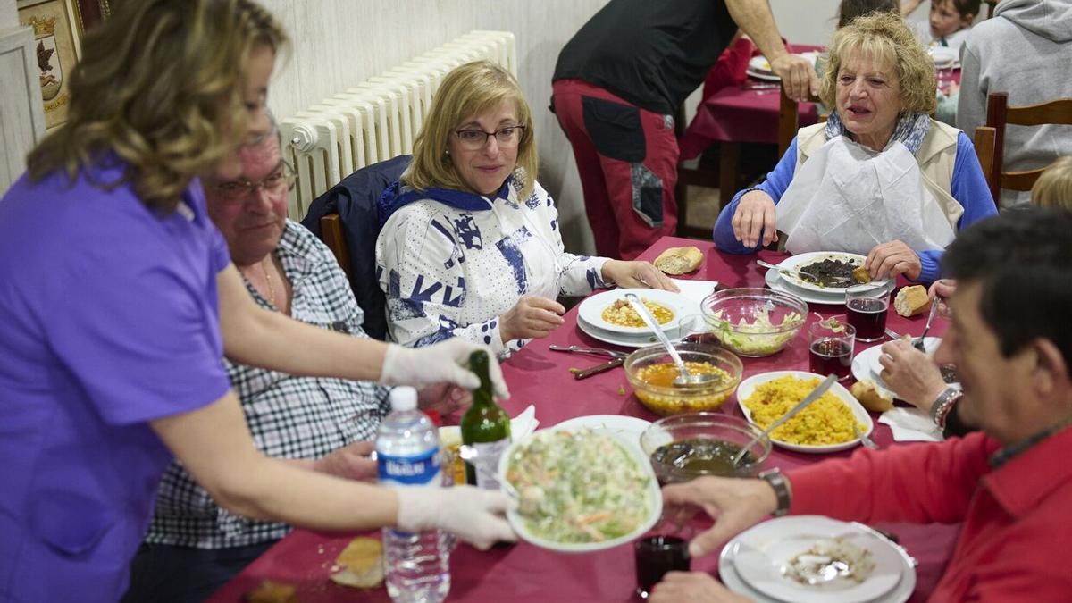 Comensales disfrutan de la comida casera que ofrece el Restaurante Duque de Gallipienzo Nuevo. Haz clic para ver más imágenes.