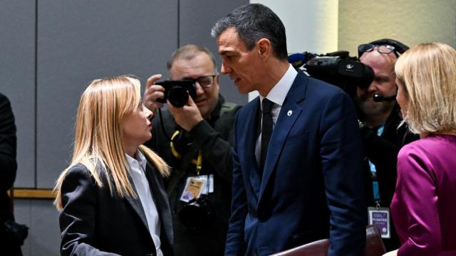 Pedro Sánchez saluda a Giorgia Meloni durante una cumbre europea el pasado enero.