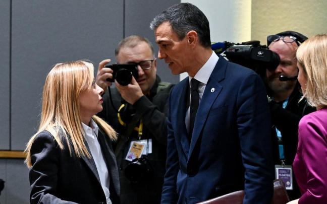 Pedro Sánchez saluda a Giorgia Meloni durante una cumbre europea el pasado enero.