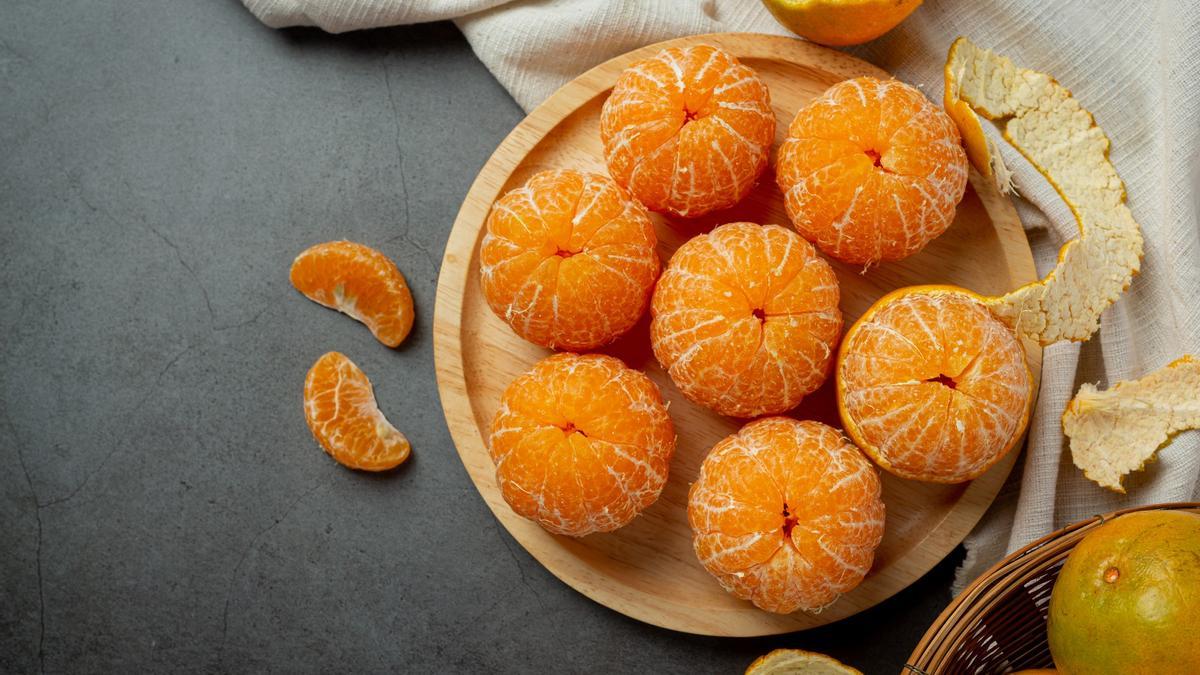 Mandarinas ya peladas listas para comer.