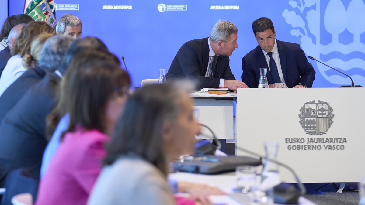 El consejero de Seguridad, Bingen Zupiria, con el lehendakari, Imanol Pradales, en una cita anterior