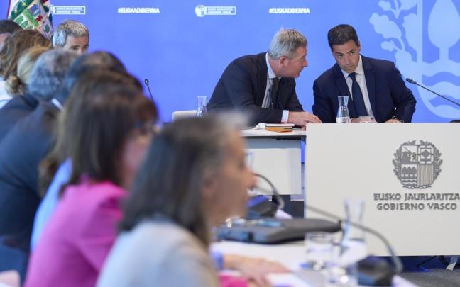 El consejero de Seguridad, Bingen Zupiria, con el lehendakari, Imanol Pradales, en una cita anterior