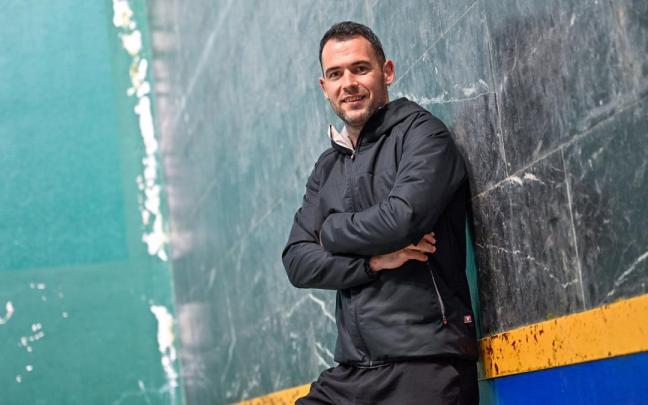 Une honetan, Lau t’erdiko Txapelketan du jarrita begirada Jakak.