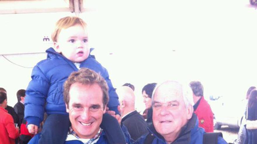 Iker Goiria junto a su padre e hijo