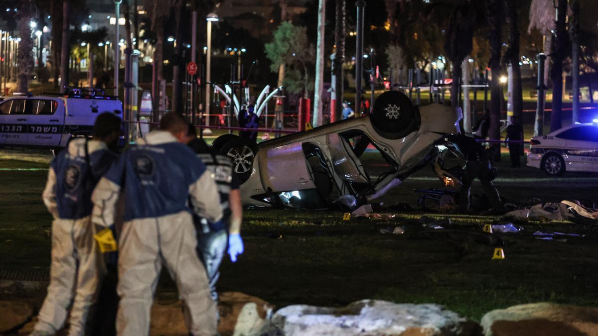 Policías y forenses en la zona del atentado en Tel Aviv.