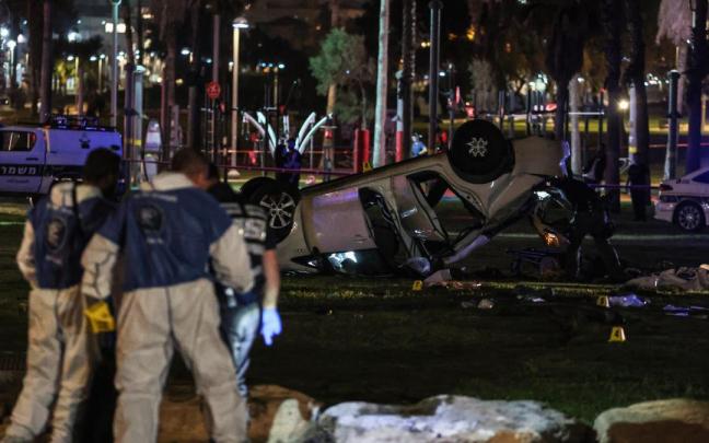 Policías y forenses en la zona del atentado en Tel Aviv.