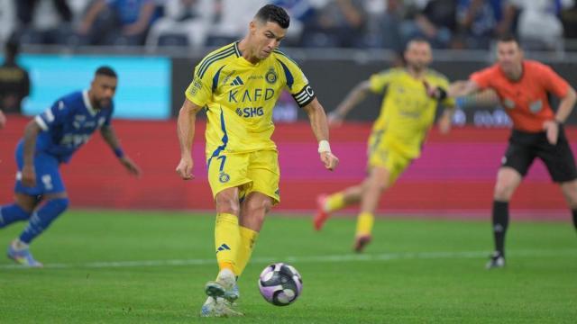 Cristiano Ronaldo, se dispone a lanzar un penalti con la camiseta del Al-Nassr.