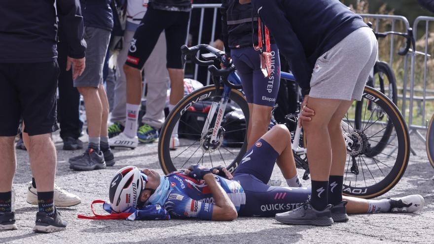 Mikel Landa trata de recuperar el aliento en el suelo tras la etapa.