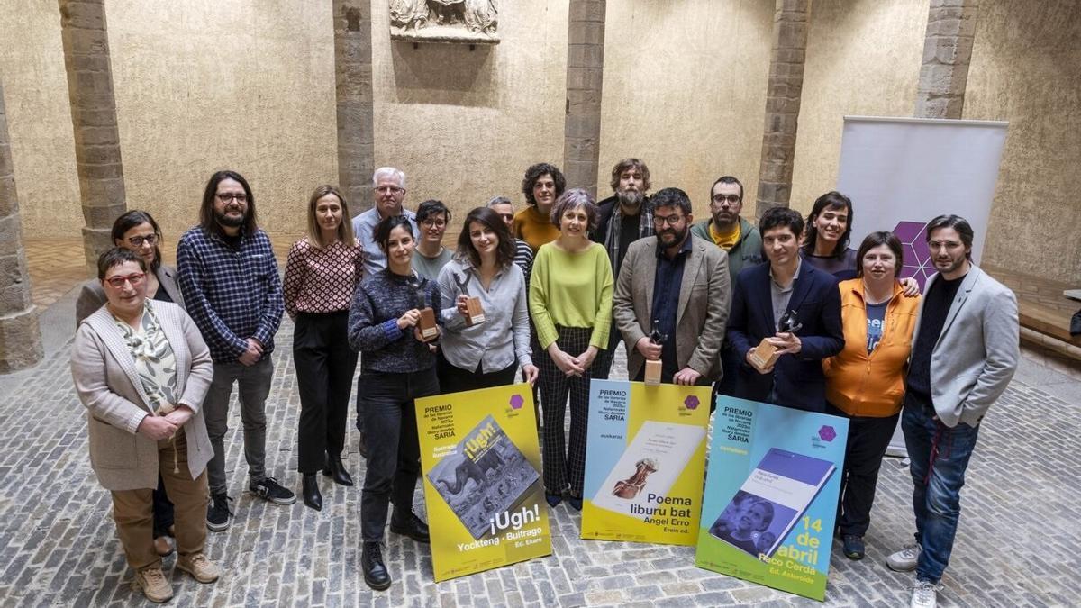 Los premiados, con sus galardones diseñados por alumnos de Escultura de la Escuela de Arte de Pamplona, junto a la consejera de Cultura, Esnaola, y libreras y libreros navarros.