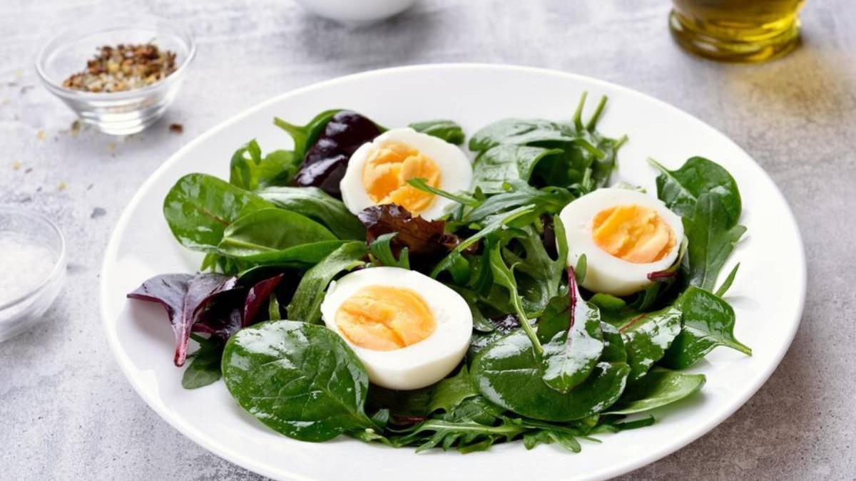 Ensalada de espinacas y huevo cocido