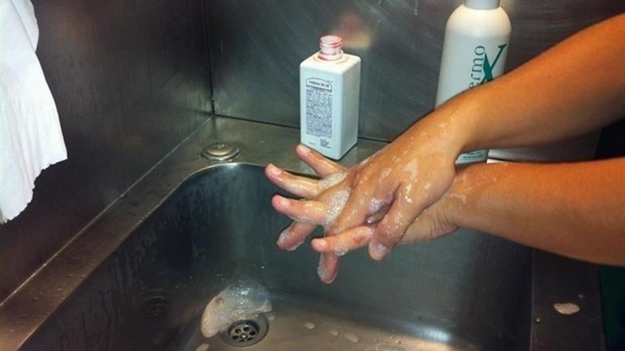 Imagen de recurso de una persona lavándose las manos.