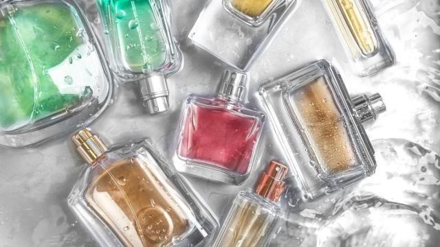 Frascos de perfume con diferentes fragancias.