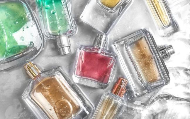 Frascos de perfume con diferentes fragancias.