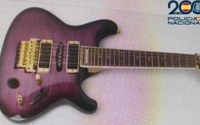 Guitarra robada al grupo Mojinos Escozíos en San Carlos del Valle. / POLICÍA NACIONAL Guitarra robada al grupo Mojinos Escozíos en San Carlos del Valle.