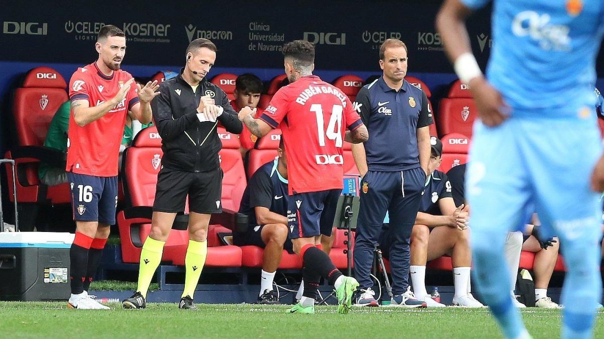 Rubén García y Jagoba Arrasate, la cara y la cruz del partido de la primera vuelta jugado en El Sadar. / OSKAR MONTERO/ JAVIER BERGASA