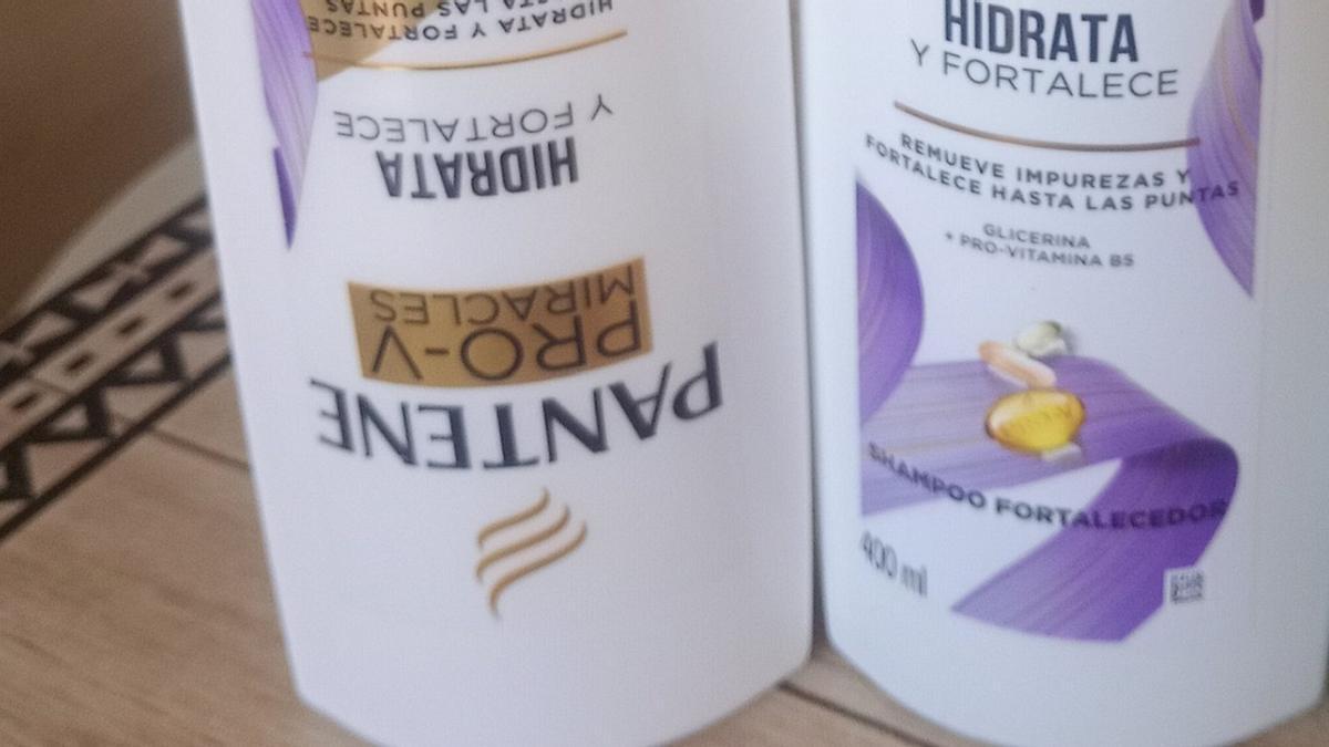 Los botes de champú de la joven.