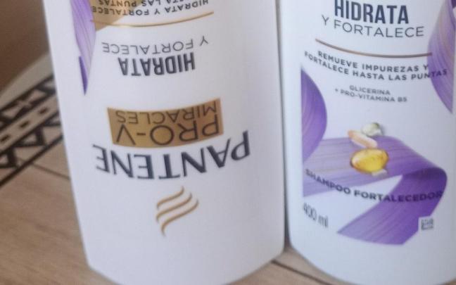 Los botes de champú de la joven.