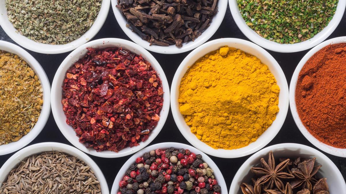 Varias especias disntintas listas para usar.