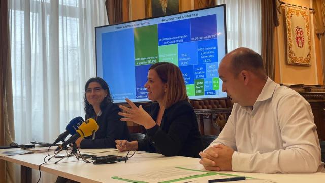 La delegada de Hacienda, Nuria Alzaga, la alcaldesa Cristina Laborda y el segundo teniente de alcaldesa, Gorka Álvarez.