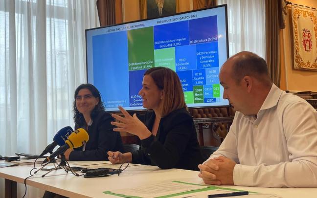 La delegada de Hacienda, Nuria Alzaga, la alcaldesa Cristina Laborda y el segundo teniente de alcaldesa, Gorka Álvarez.