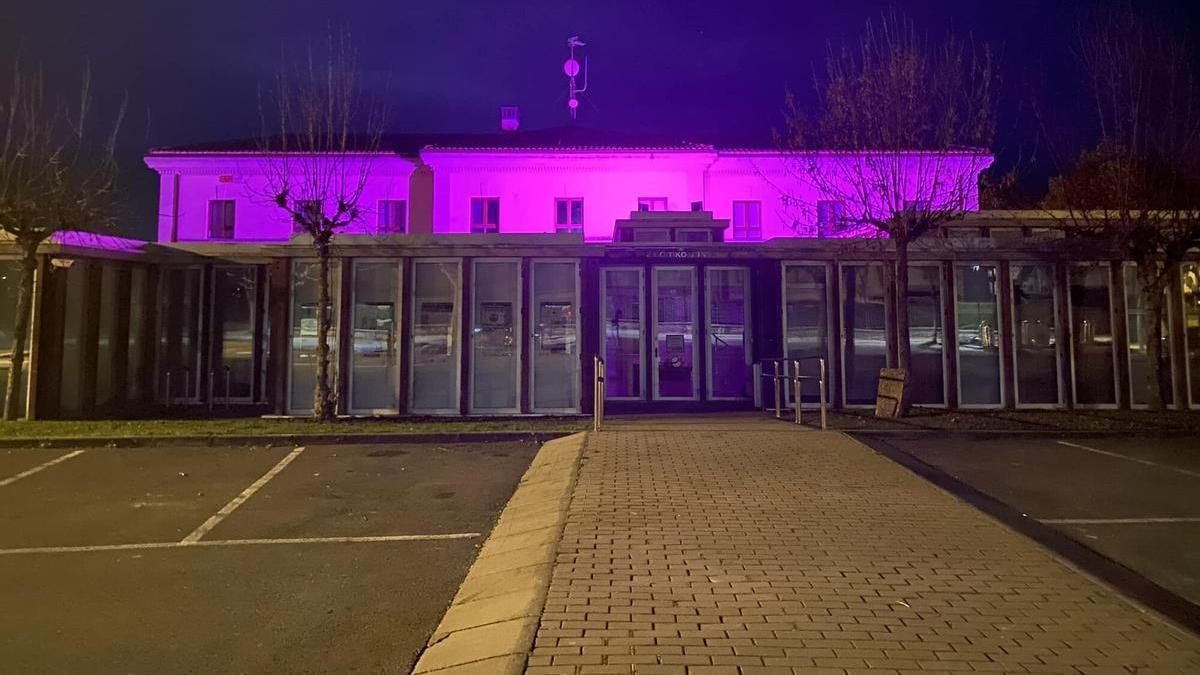 El Ayuntamiento de Zigoitia se iluminó de morado con motivo del 8-M.