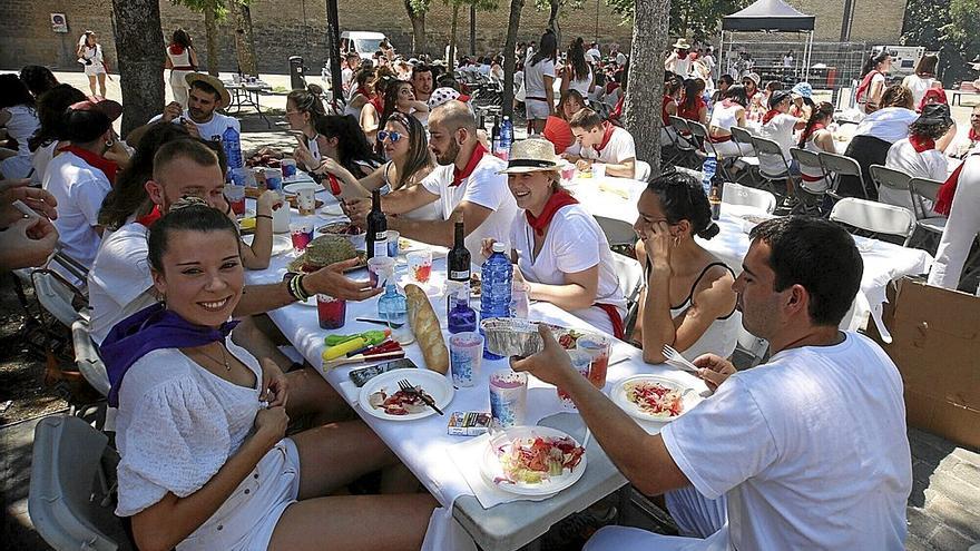 Cientos de jóvenes acudieron a la comida popular organizada por Herri Sanferminak en la plaza de la O