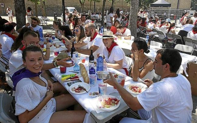 Cientos de jóvenes acudieron a la comida popular organizada por Herri Sanferminak en la plaza de la O