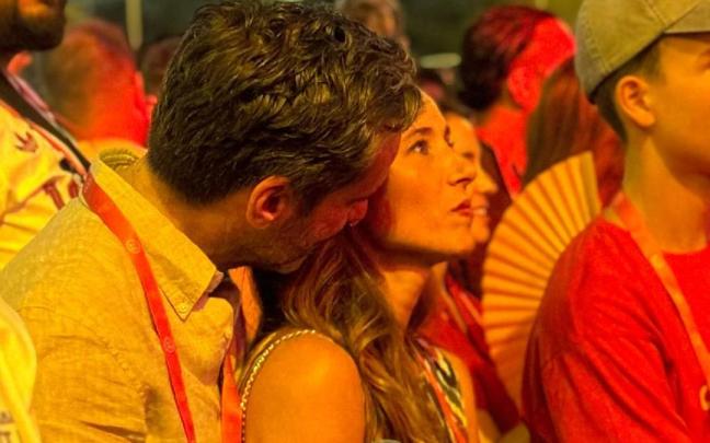 Bárbara Goenaga y Borja Sémper durante la celebración del Mundial 2026 en Cibeles