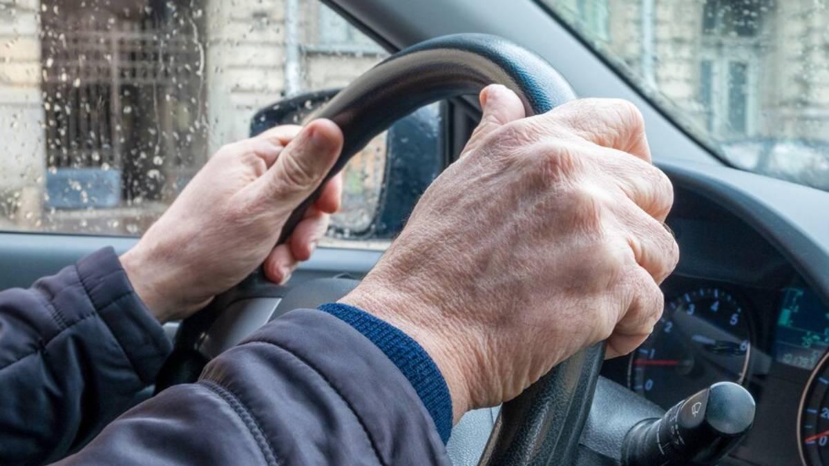 Manos de un señor al volante