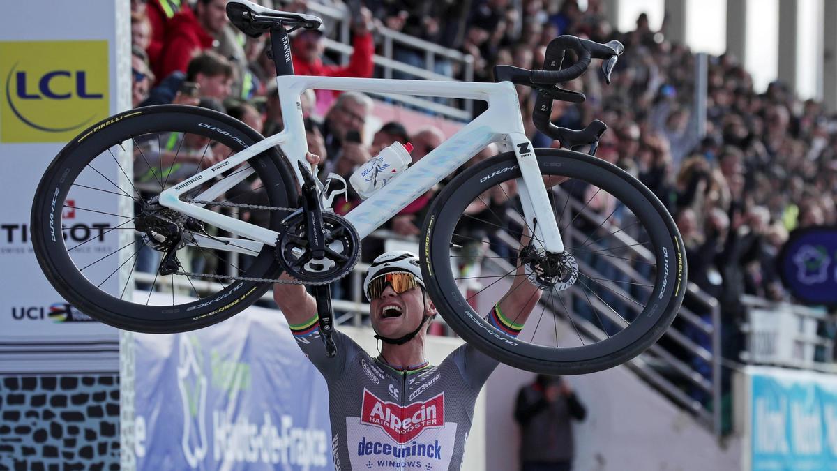 Mathieu van der Poel celebra la victoria de su tercera París-Roubaix