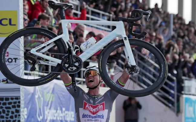 Mathieu van der Poel celebra la victoria de su tercera París-Roubaix / Efe Mathieu van der Poel celebra la victoria de su tercera París-Roubaix