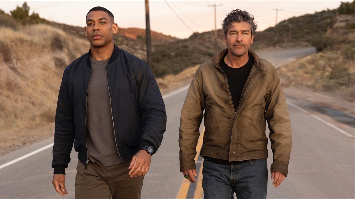 Aaron Pierre y Kyle Chandler, en una imagen de la serie ‘Linternas’